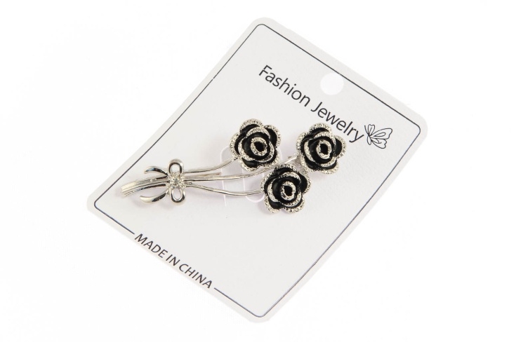 Elegancka broszka róże